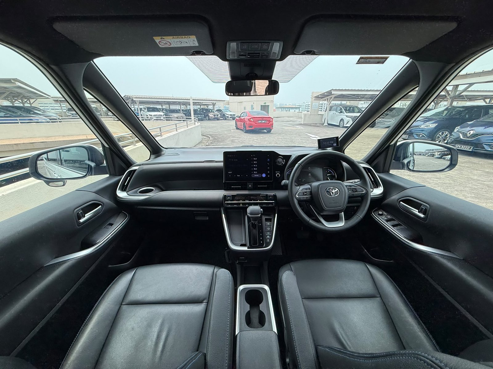 Toyota Voxy Hybrid 1.8 S-Z photo 6